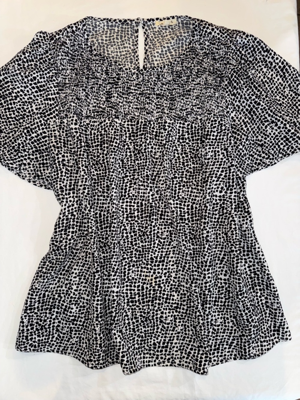 JODIFL Black and White Smocked Short-Sleeve Animal Print Blouse M